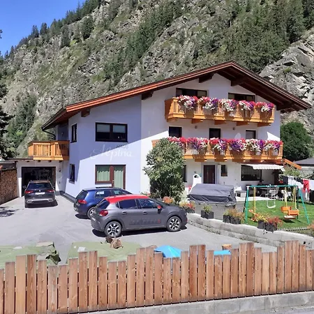 Haus Alpina בית הארחה