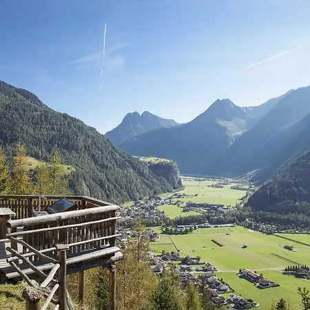 Haus Alpina בית הארחה 3*